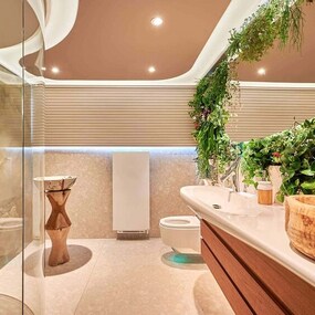 Modernes Badezimmer mit Pflanzenwand, Naturmaterialien und stilvoller Beleuchtung.