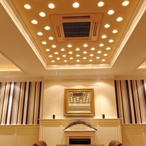 Modernes Esszimmer mit Holz­tisch, LED-Deckenbeleuchtung und stilvoller Wanddekoration.